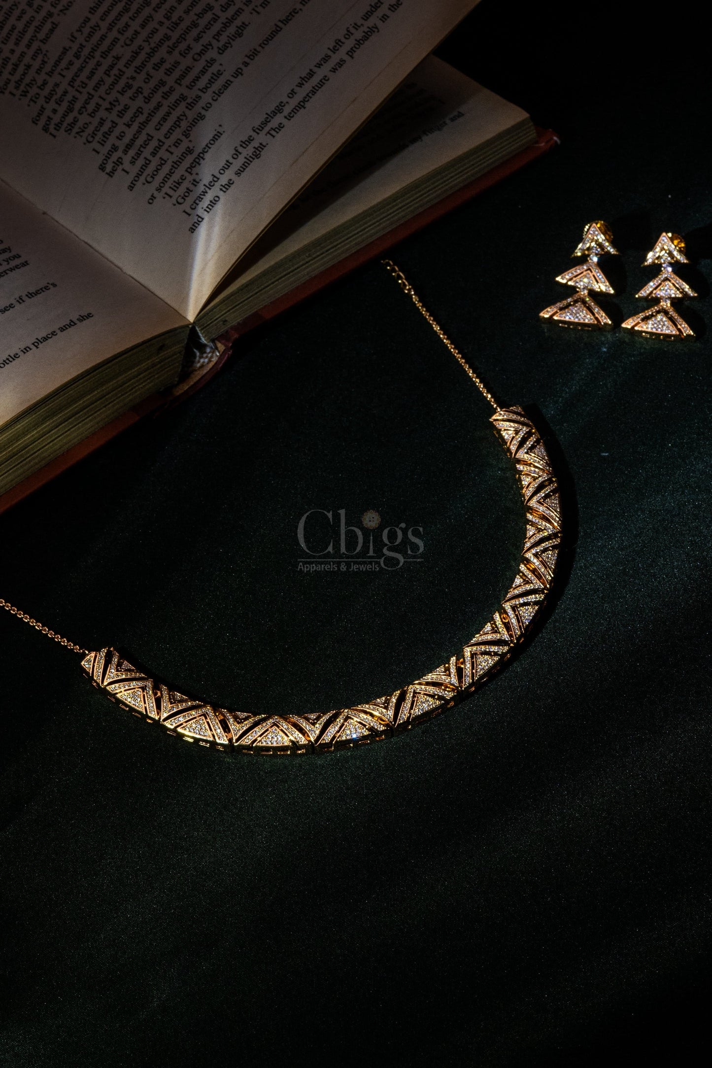 Fan Crest Diamond Crush Necklace Set