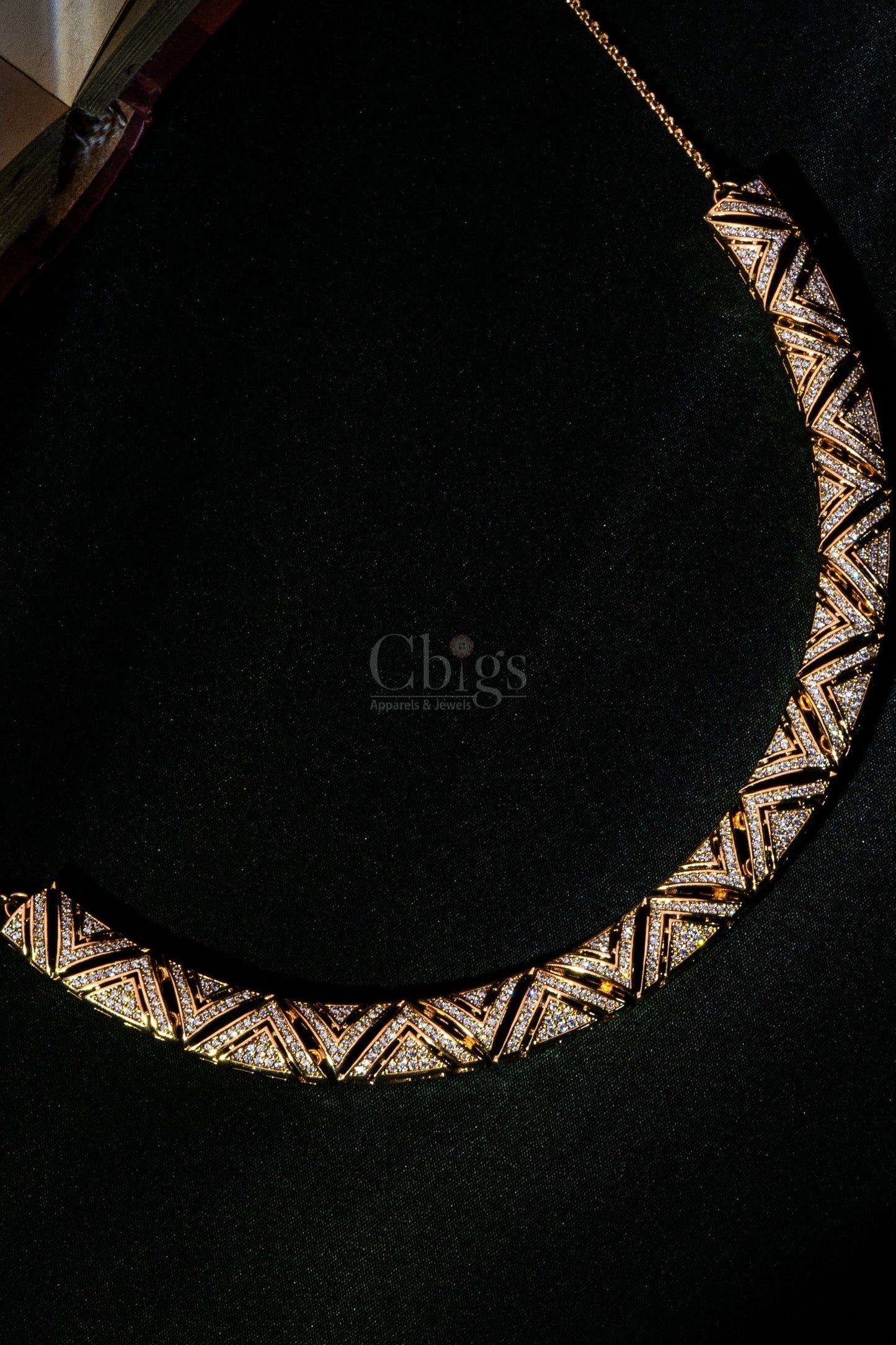 Fan Crest Diamond Crush Necklace Set