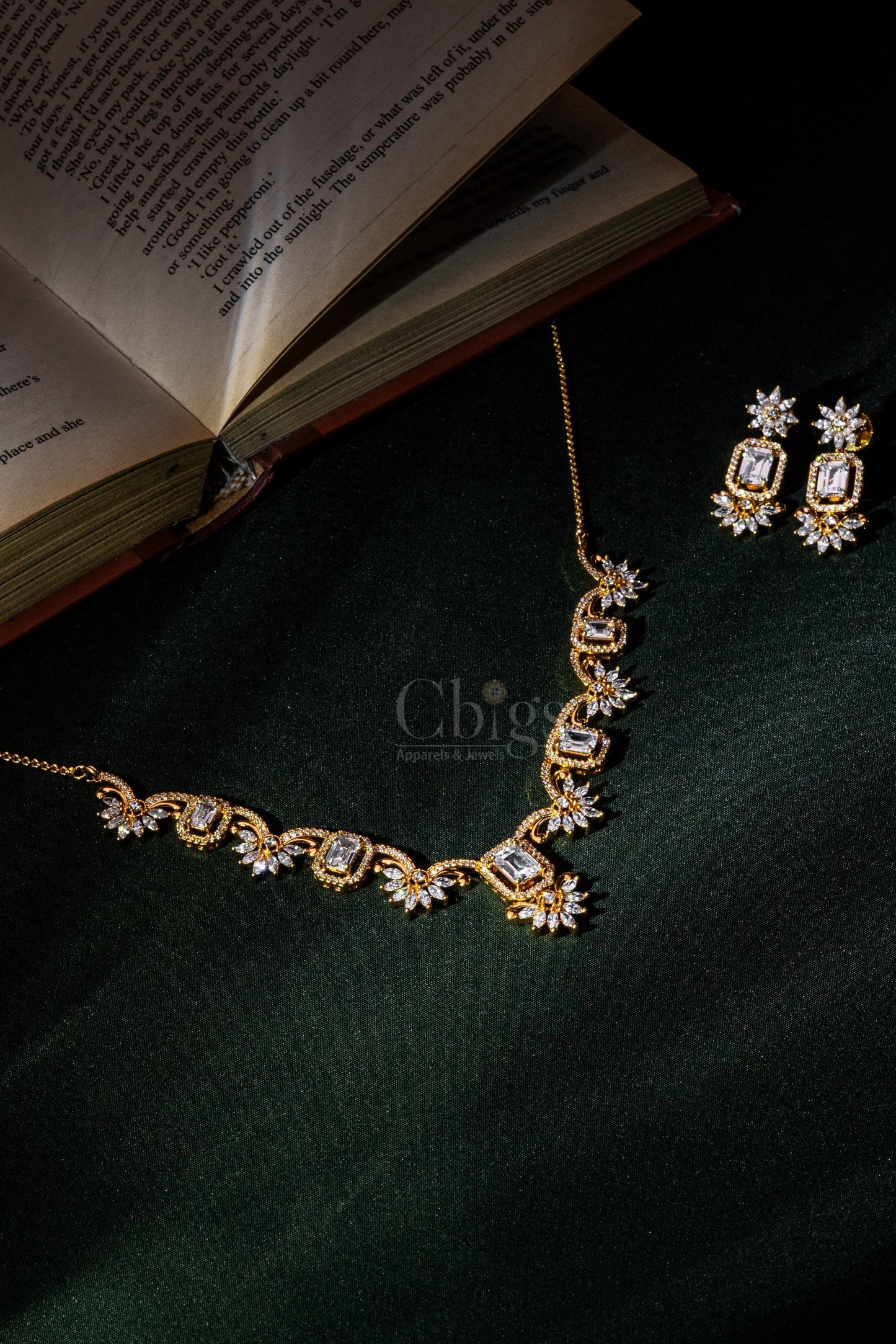Temple Pyramid Collar Diamond Crush Necklace Set