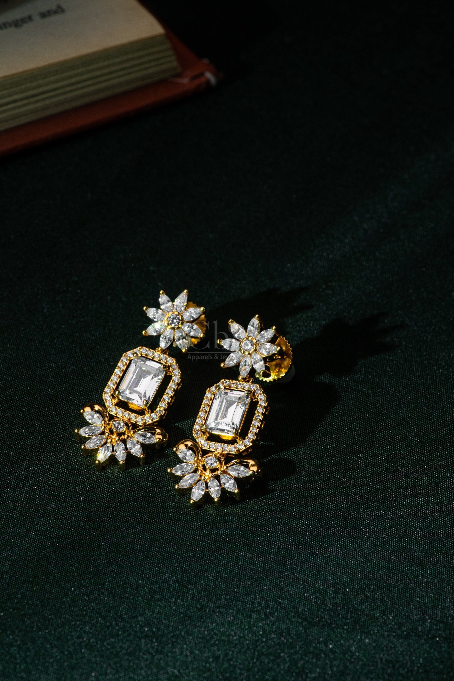 Temple Pyramid Collar Diamond Crush Necklace Set