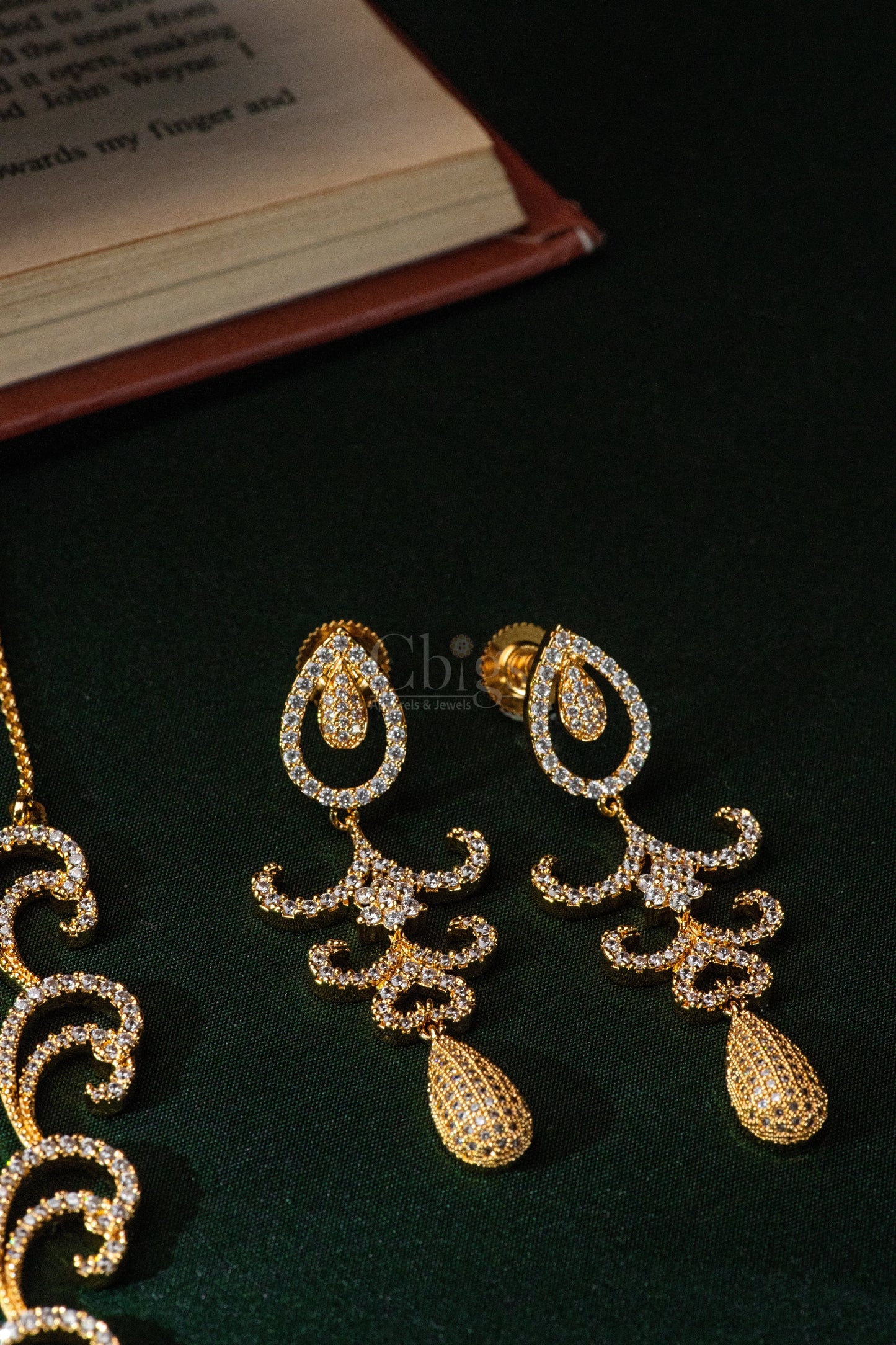 Golden Spiral Crest Diamond Crush Necklace Set - A-393